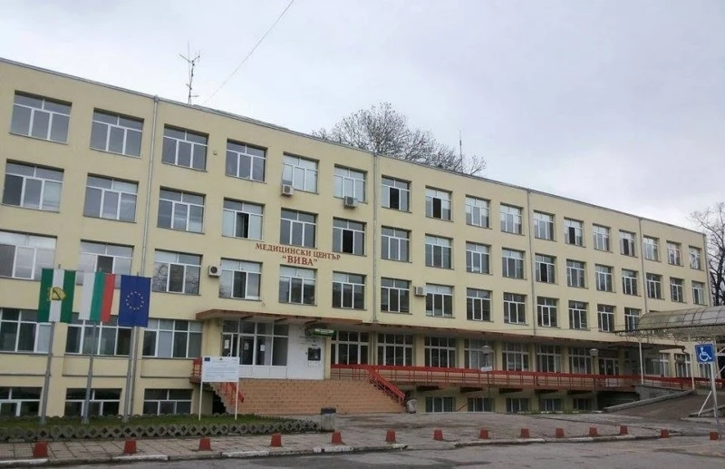 Момиче е със счупени крака след катастрофа