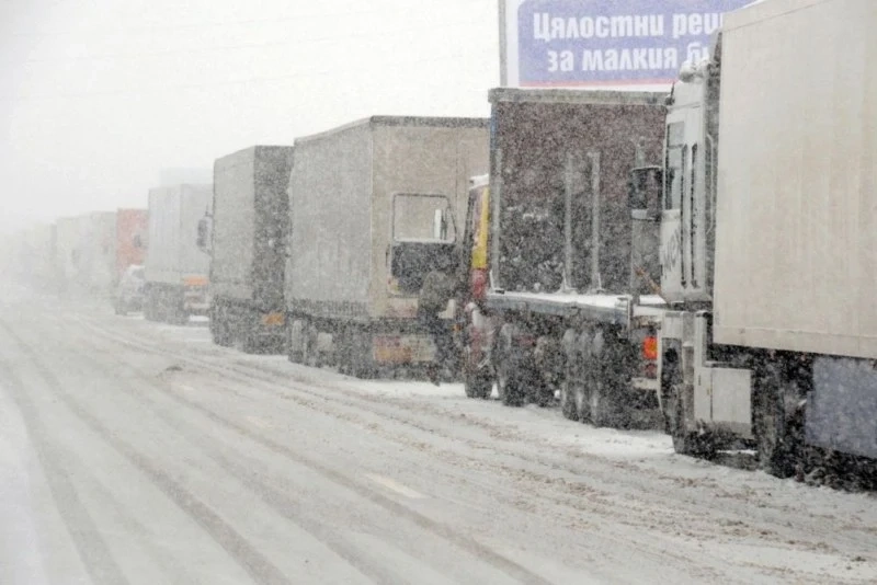 Турски камион налетя на отбити ТИР-ове