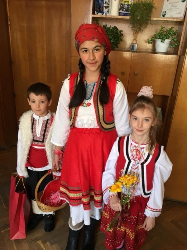 Ученици си размениха мартеници с кмета