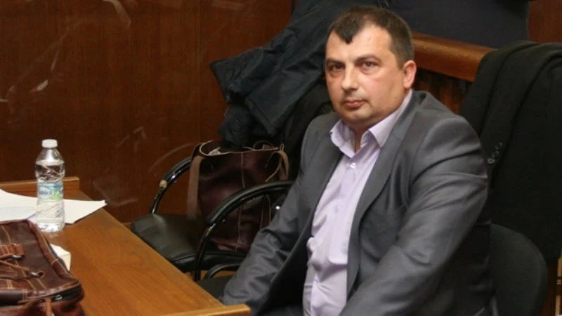 Протестиращи срещу Рачев показват доклада на АДФИ