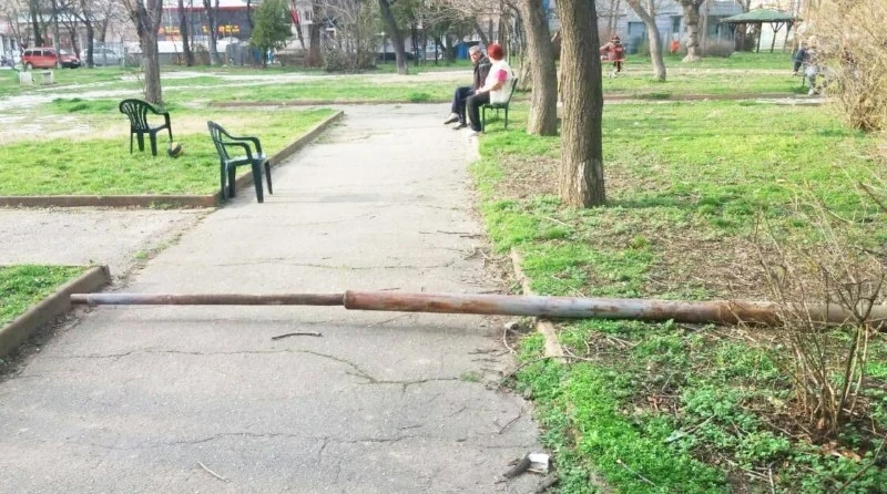 Стълб падна върху две деца