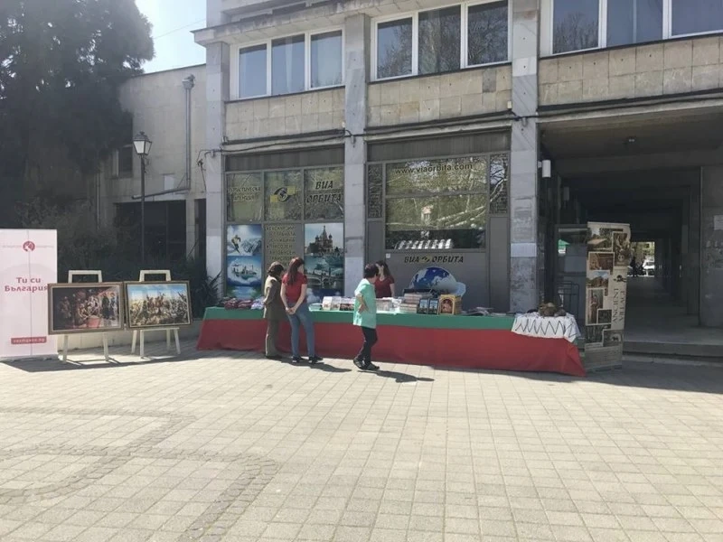 Фондация дарява картини на училище