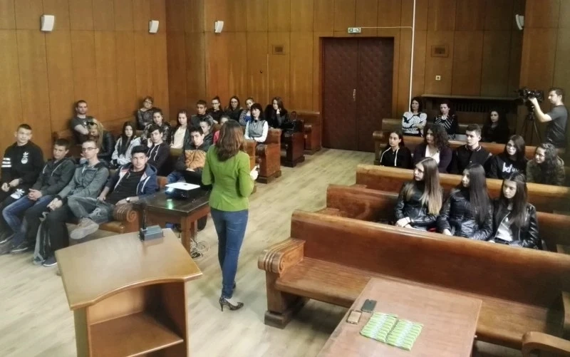 Ученици слушаха за “умния дом” и гледаха дрон в Окръжния съд