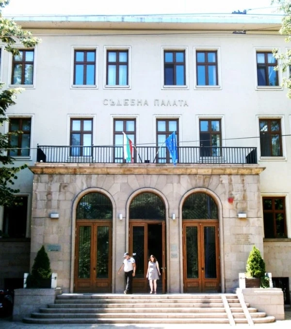 Адвокат съди бившата шефка на съда, която го съди