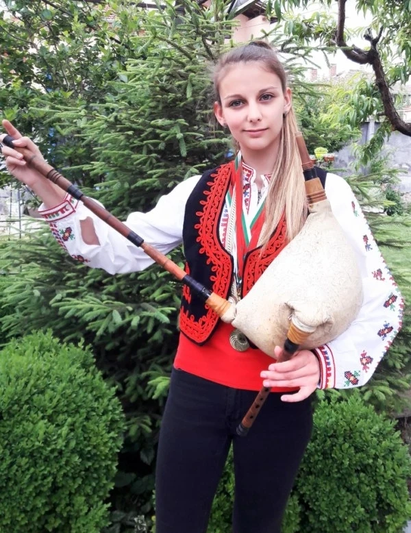 Зрелостничката Александра Гулева: Съученици ме недолюбваха, защото знам и мога