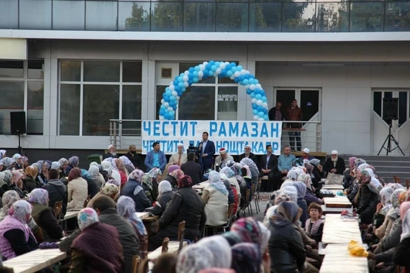 Жителите на община Сърница посрещнаха заедно нощта Кадр