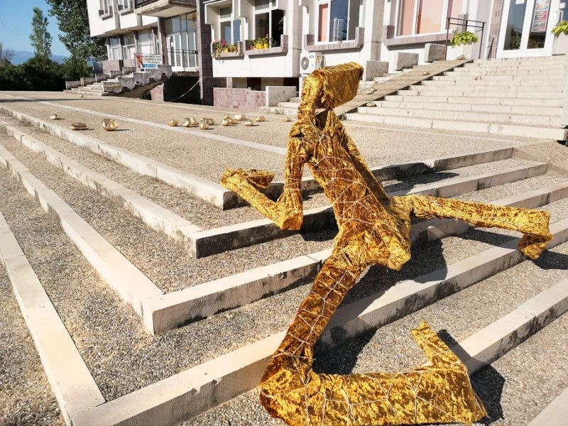 Златни камъни и златен човек на входа на библиотеката