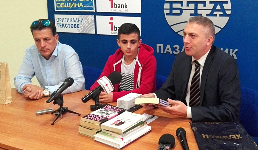 Лидерът на ДПС подкрепя наше момче, което дарява книги