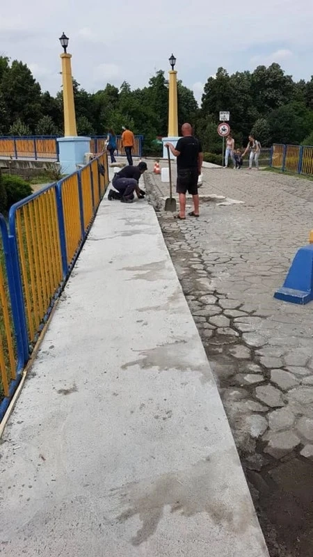 Алея улеснява детски и инвалидни колички на входа на Острова