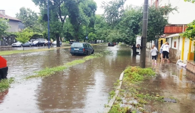 Граждани: Колите плискат вода в гаражите ни!