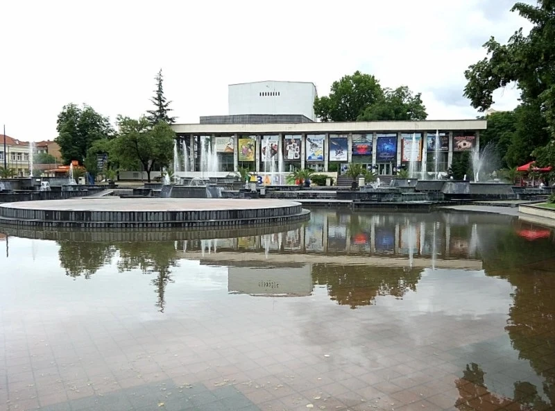 Областната болница и МБАЛ „Ескулап” с наводнени мазета, дори Тортата бе потънала във вода