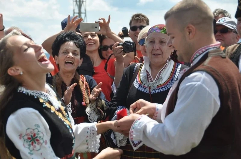 На гайдарското надсвирване млад гайдар дари годежен пръстен