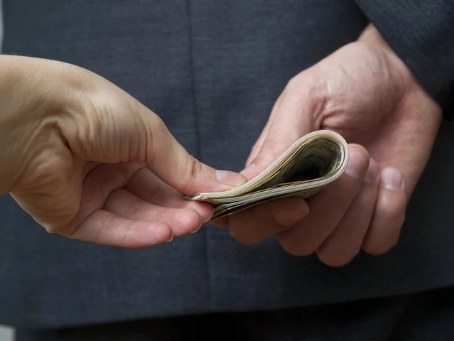 16-годишен подхвърли подкуп на полицаи