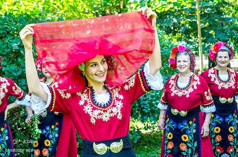 Традиционни сватбени обичаи “оживяха” в колоритна фотосесия