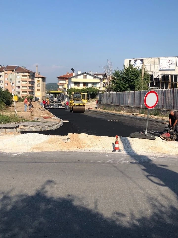 Започна полагането на асфалт на ул.\