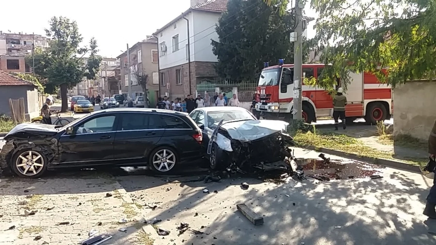 Две коли се помляха на малки улички, има пострадала