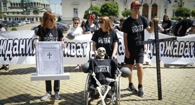 Утре вечер майки на деца с увреждания отново излизат на протест