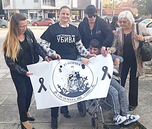 Майки емигрират, за да се лекуват децата им чужбина