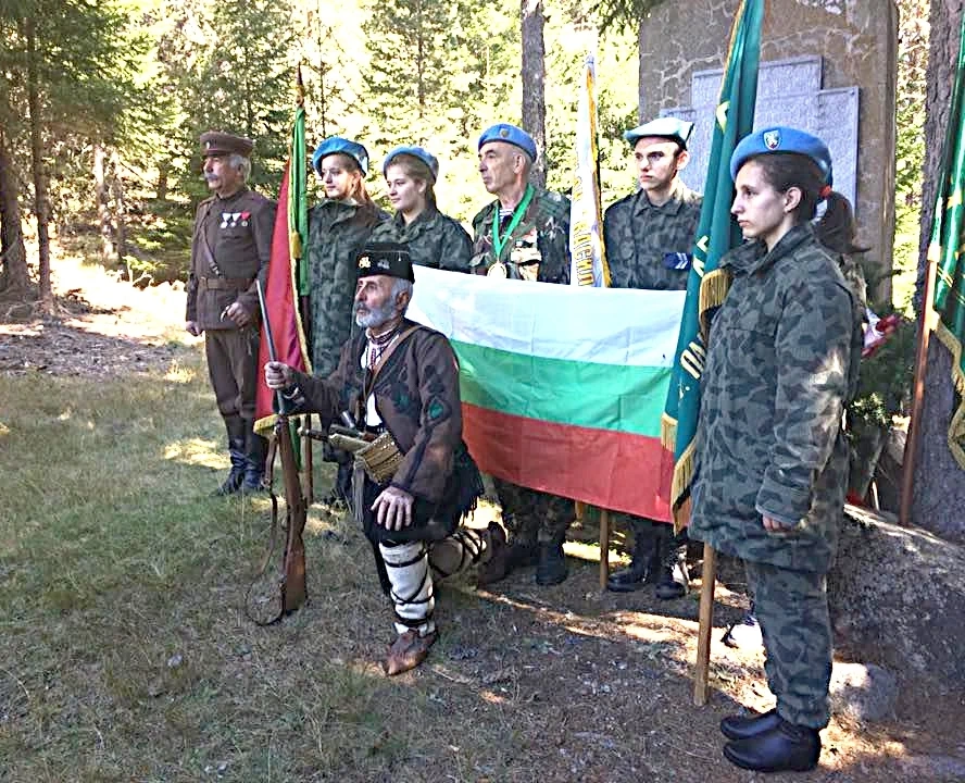 Военни и цивилни дадоха урок по родолюбие на връх Велийца