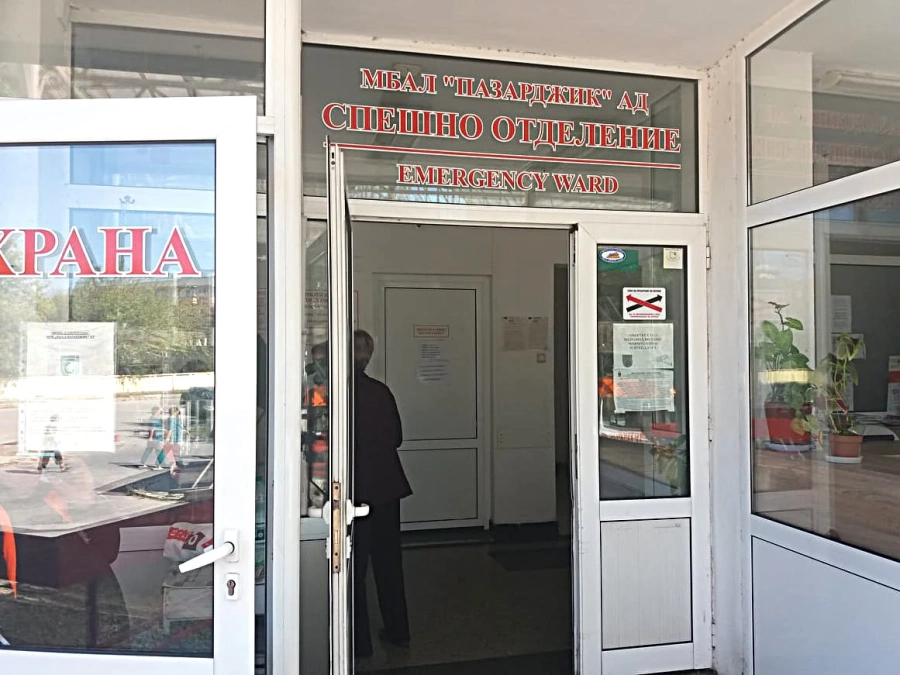 Пациентка хвана за гушата и дърпа косата на сестра в спешното отделение