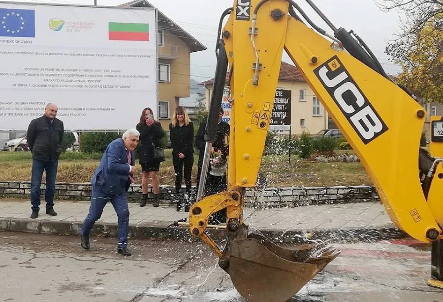 Ракитовският кмет с първа копка за асфалтирането на 6 улици в Ракитово