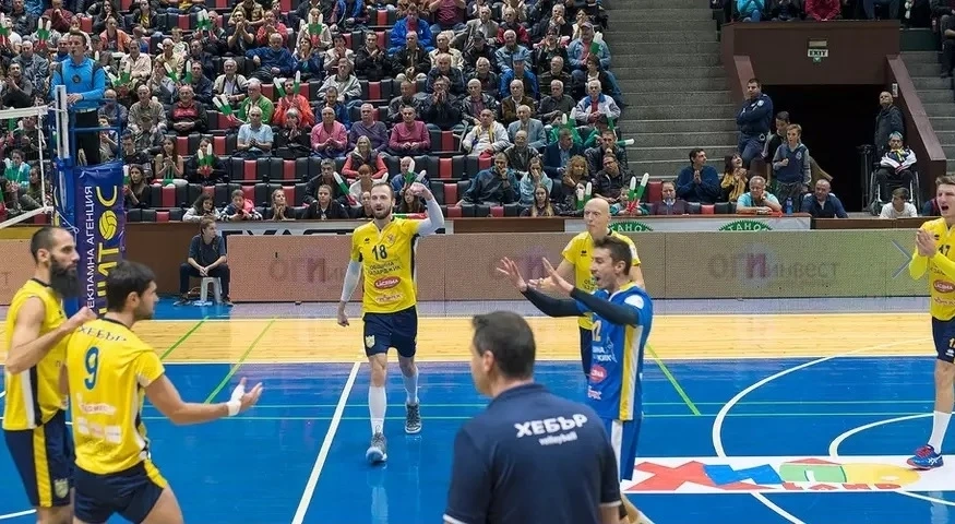 Хебър надигра Левски в мач, разделен на две
