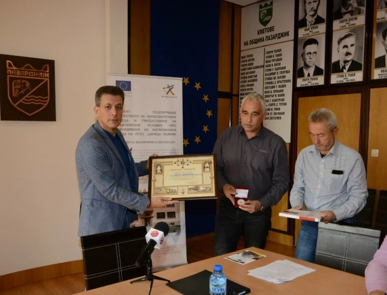 Почетният знак на БЧК за кмета Тодор Попов