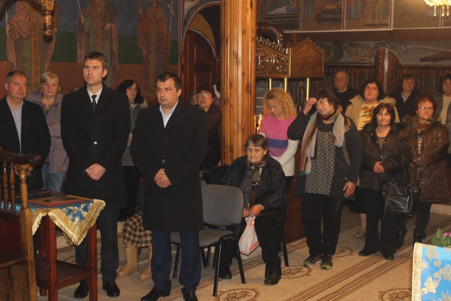 Областният управител запали свещ и отвори приемната
