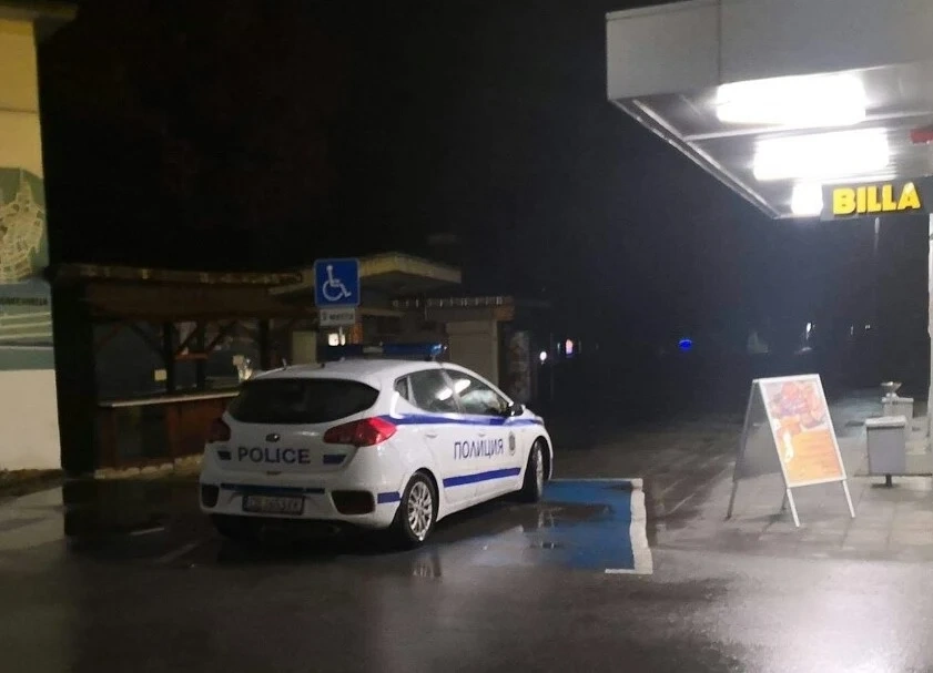 Акт за полицай, паркирал патрулка на място за инвалиди