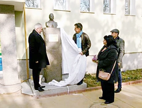Откриха бюст-паметник на Христо Чочев на входа на плувния комплекс