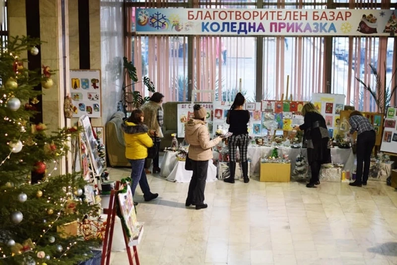 „Коледна приказка” във фоайето на Общината