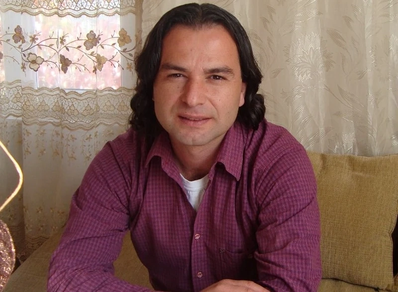 Кмет блъсна две коли и избяга
