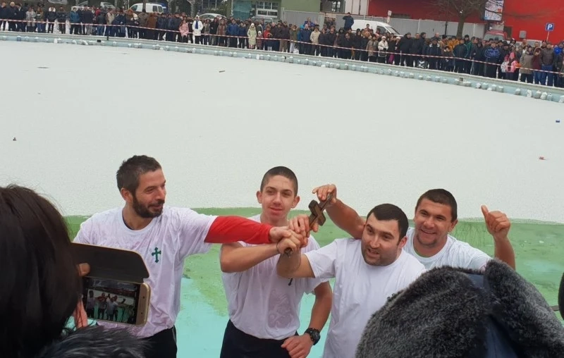Четирима извадиха кръста в Пещера
