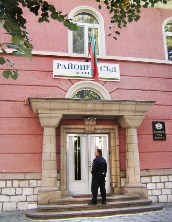 Актовете на скандална фирма бомбардират съда