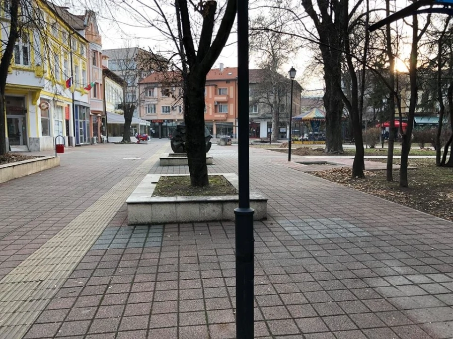 Подменят, поправят и почистват уличните лампи в центъра