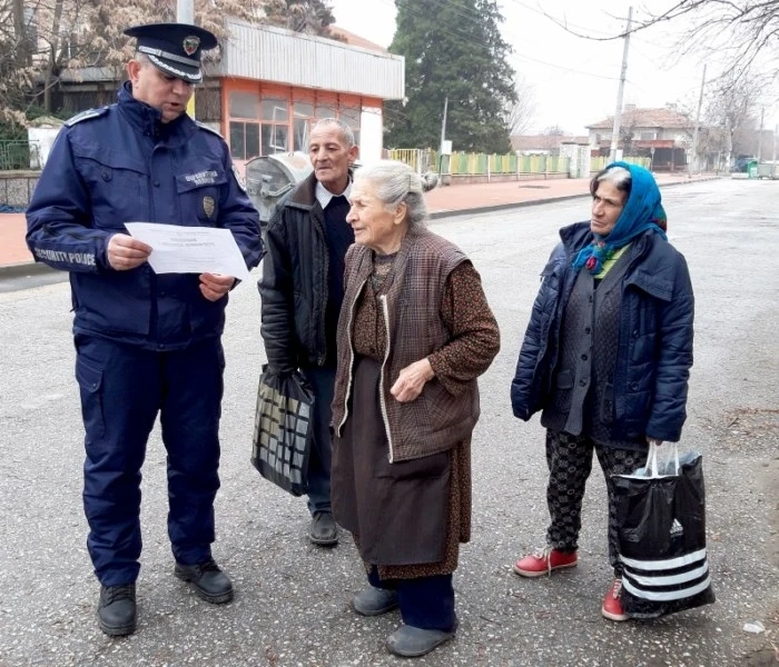 Полицейски инспектори разговарят с възрастни за телефонните измами