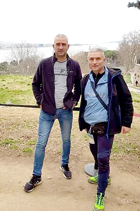 Наши момчета с компаси и карти по етажите на истанбулски университети