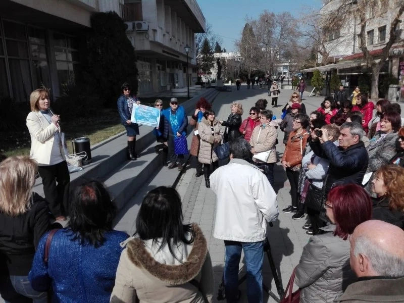 Медицински специалисти се събраха на протест пред Общината