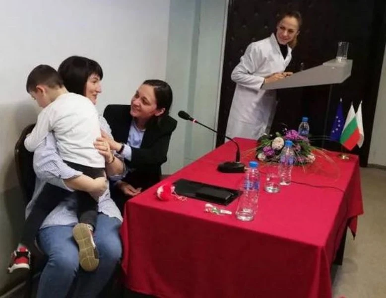 Малък пациент прекъсна речта на зам-министърка, закачи я с мартеничка