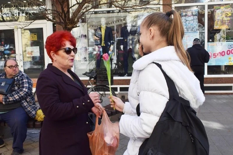 Младежи поднасяха лалета на дамите по улиците през днешния ден
