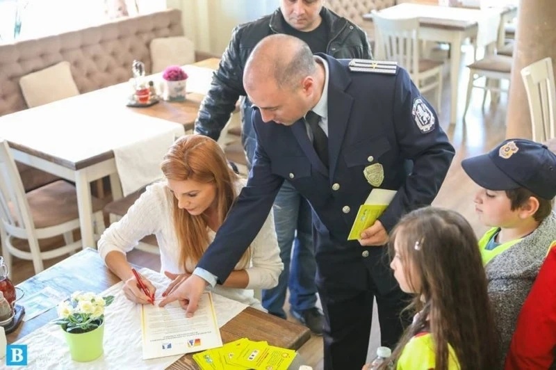 Деца-полицаи ограмотяват собственици на заведения
