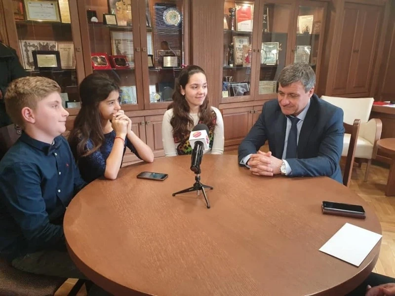 Ученици интервюираха кмета, бивш възпитаник на училището им юбиляр