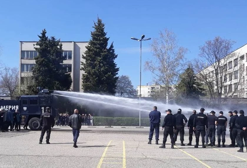 Жандармеристи пуснаха водометна машина в Полицейското училище