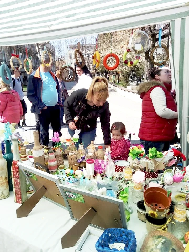 Бродираните яйца и плетените играчки – хит на великденския базар