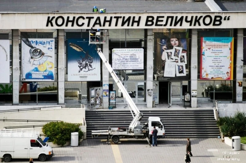 Двама души гледат „Чайка” с един билет на Цветница