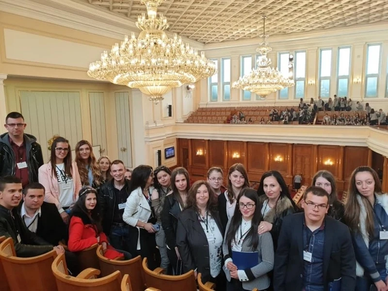 Абитуриенти от Сърница на гости в парламента