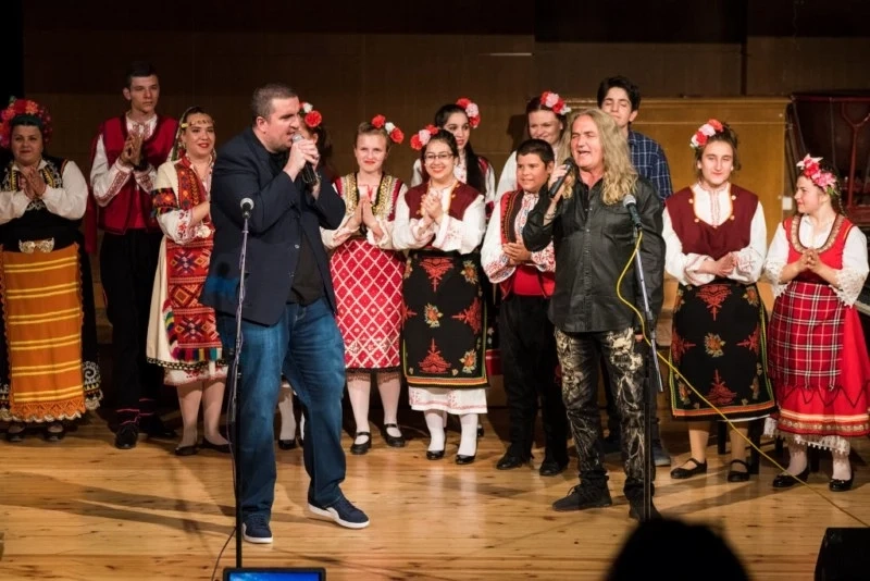 Фронтменът на рок група “Конкурент” представи книга на учител