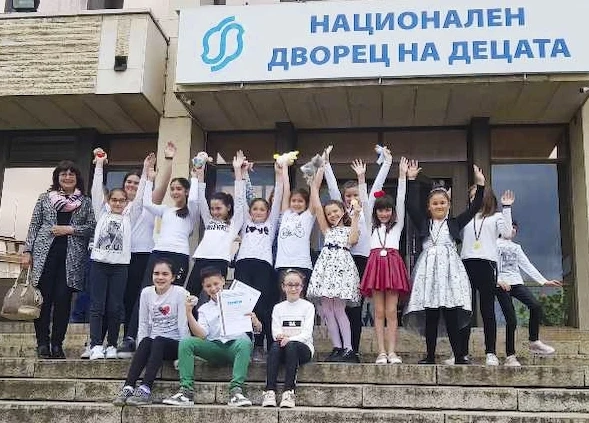 Грамоти и медали за вокална група „Феникс”