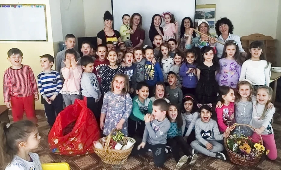 Деца със златни сърца дариха сладки и козунаци на пациентите в болница „Хигия”