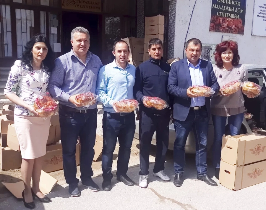 Зарадваха с месо, яйца и козунак самотни и бедни